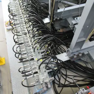 Distribuidor hidráulico múltiple con mangueras hidráulicas