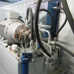 station hydraulique centrale dans un conteneur maritime de 40' avec tuyauterie / distribution KBW Blickle Hydraulik Zentralversorgung