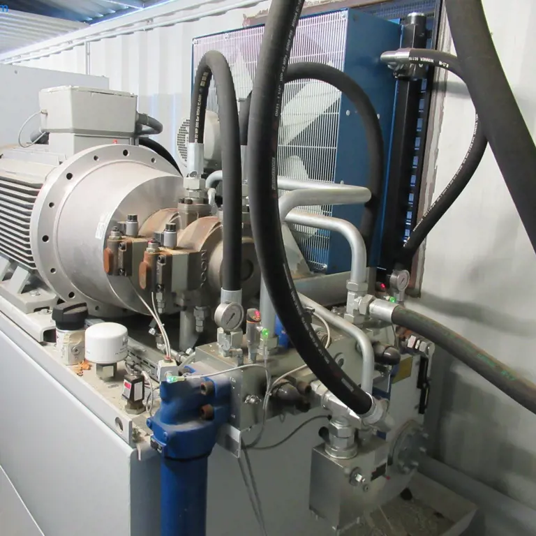 station hydraulique centrale dans un conteneur maritime de 40' avec tuyauterie / distribution KBW Blickle Hydraulik Zentralversorgung