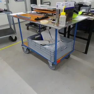 Carro con estantes, sin contenido