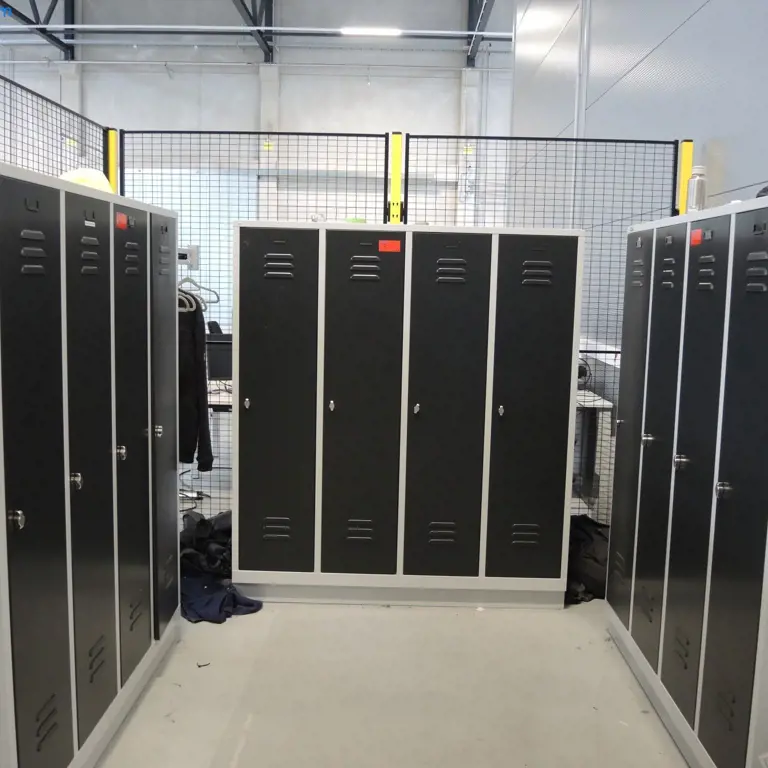 3 Kovinske omarice (delno zaklenjene) CP