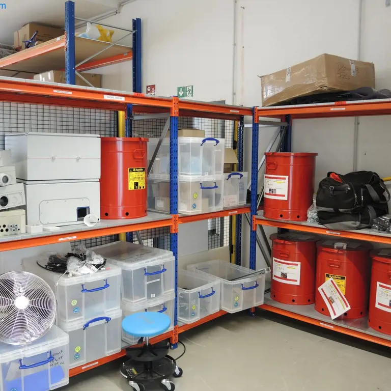 Estantes de grande envergadura (com conteúdo) Kaiser + Kraft