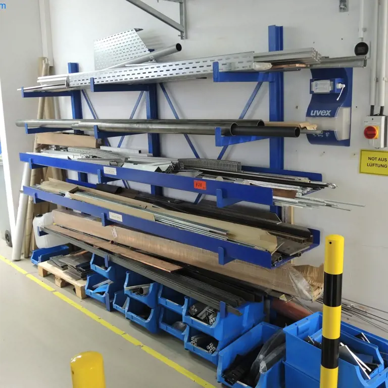 Estante cantilever (com conteúdo)