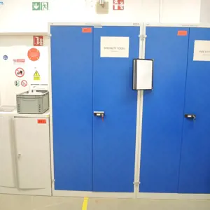 2 Blechschränke (mit Inhalt) Garant