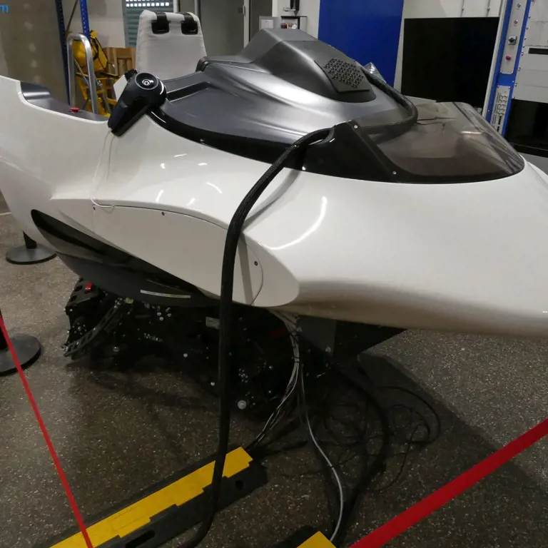 Pohybová plošina s nástavbou letového simulátoru (příplatek se může změnit) MotionSystems PS-6TM-550 Rev: 4.0