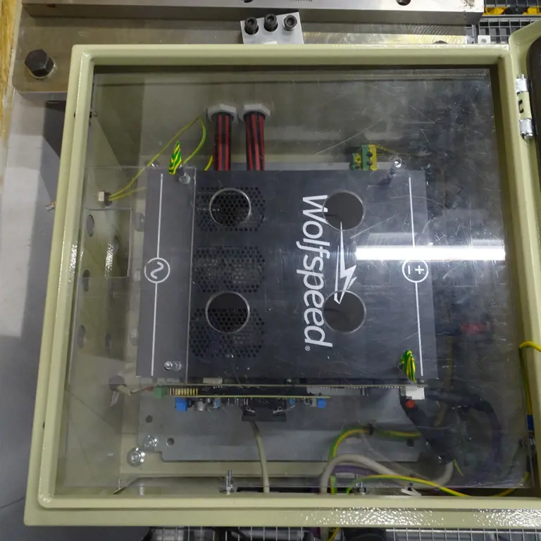 Vysoce výkonný duální třífázový měnič Wolfspeed XM3