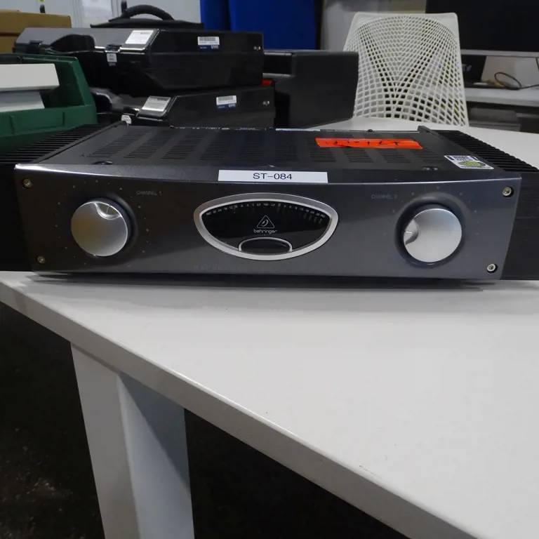 Zesilovač Behringer a500