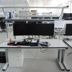 10 Pracovní stoly (BEZ dalších viditelných předmětů) (pozdější převzetí) Viking