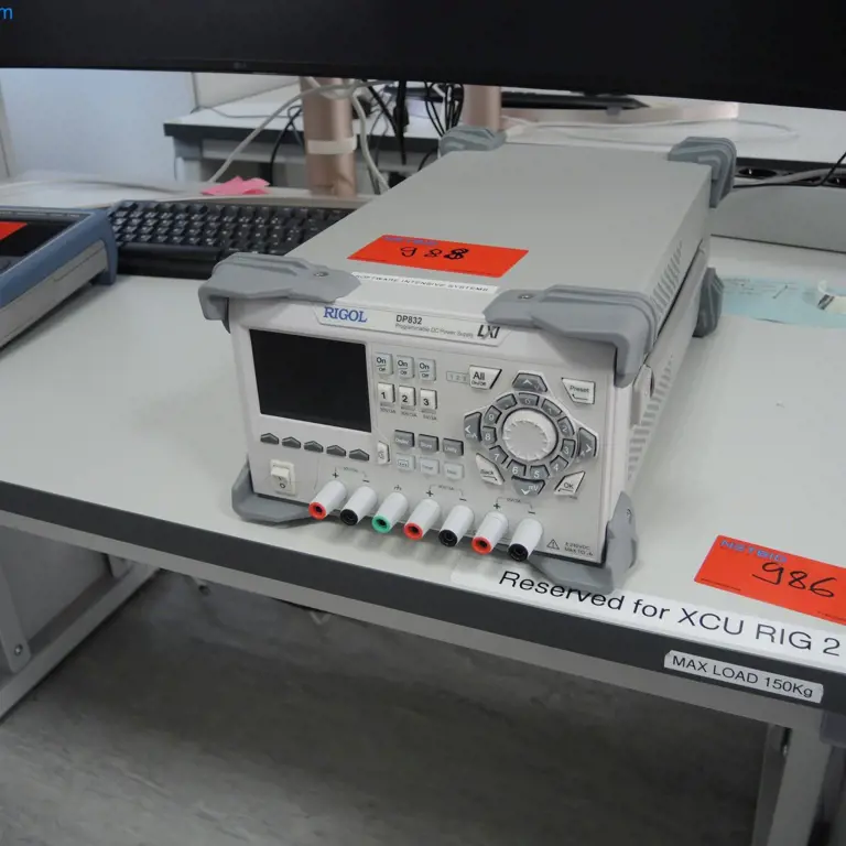 Programovatelná laboratorní napájecí jednotka Rigol DP832