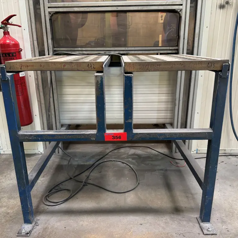 Load carrier table