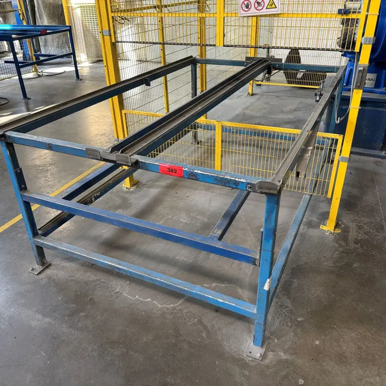 Load carrier table