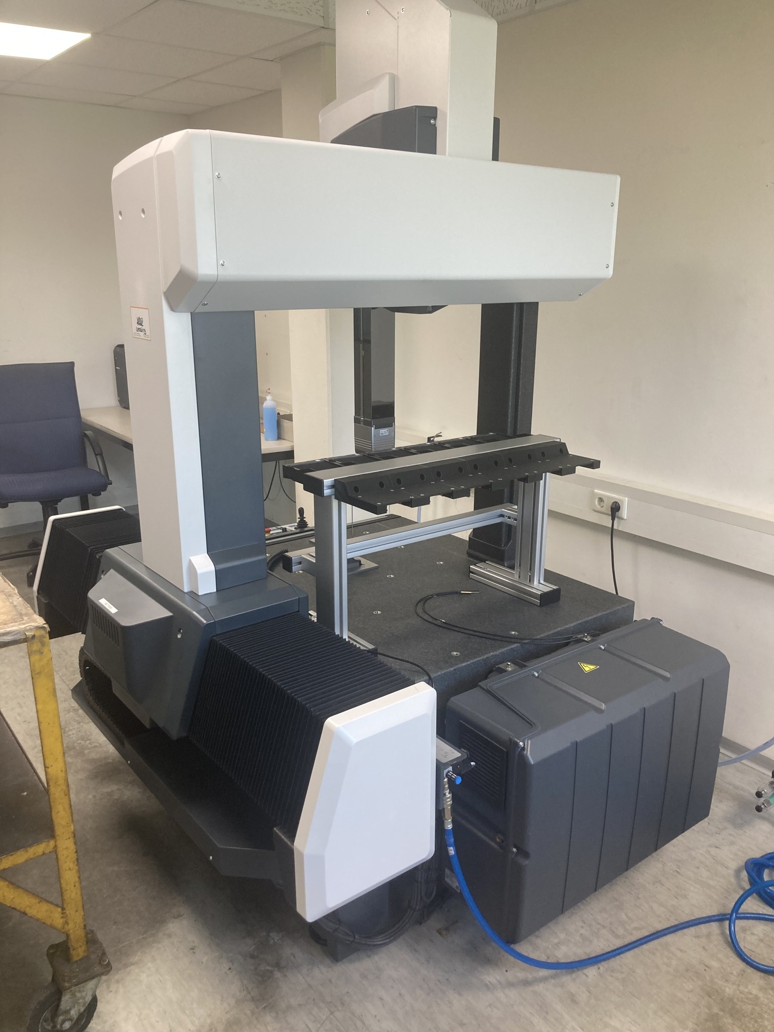 Współrzędnościowa maszyna pomiarowa CNC w konstrukcji portalowej i produkcyjny system pomiarowy KEYENCE-2