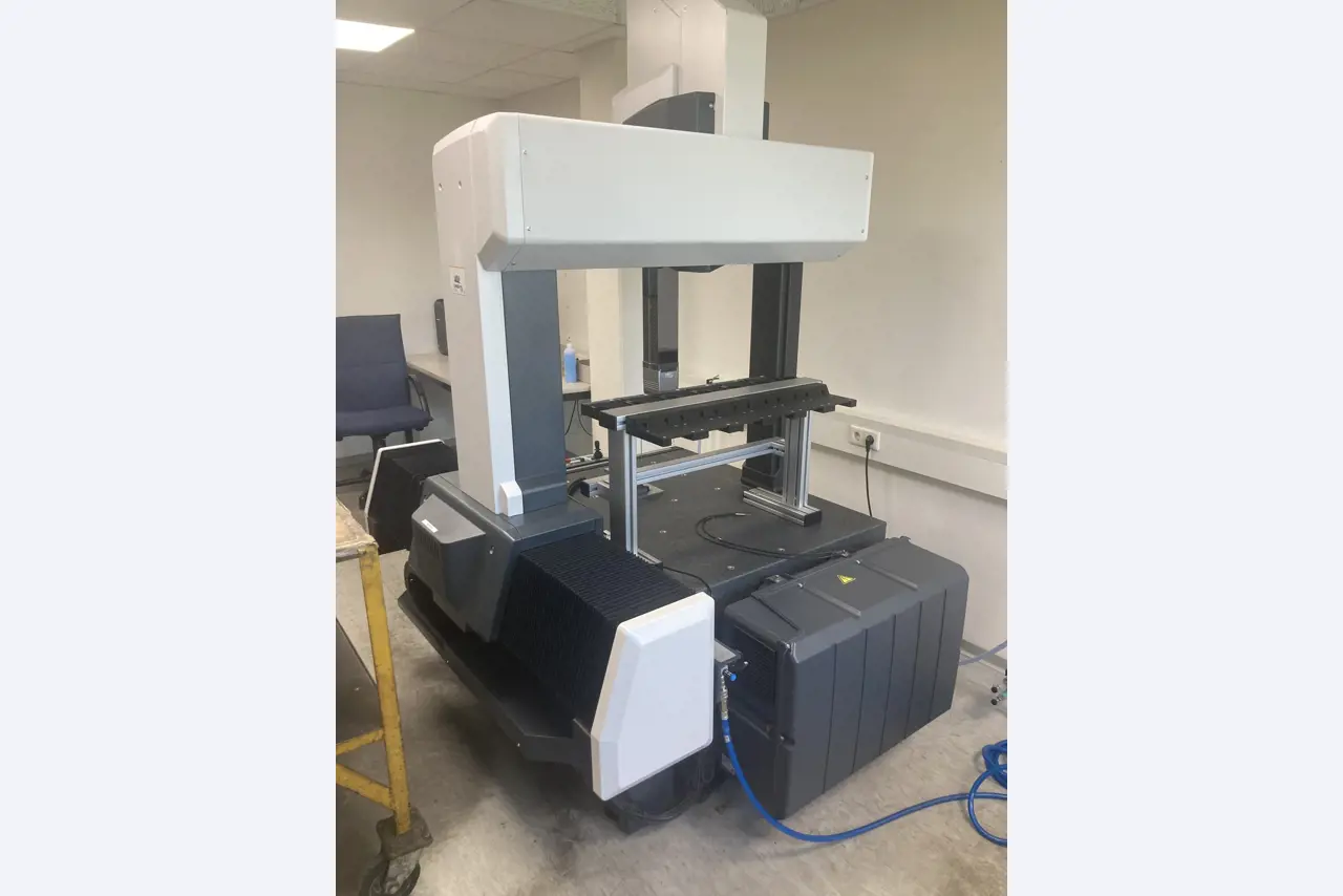 Współrzędnościowa maszyna pomiarowa CNC w konstrukcji portalowej i produkcyjny system pomiarowy KEYENCE-2