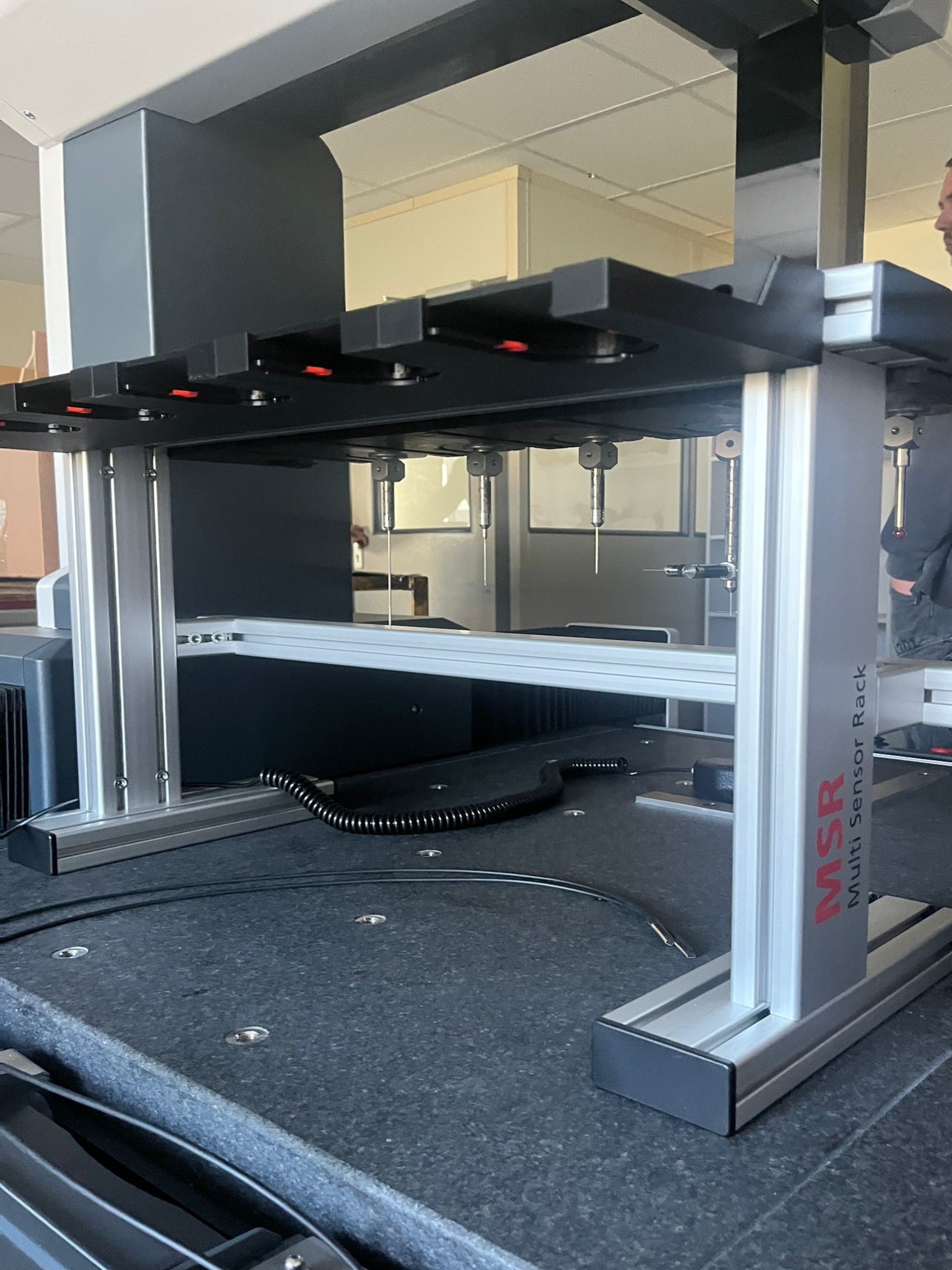 Współrzędnościowa maszyna pomiarowa CNC w konstrukcji portalowej i produkcyjny system pomiarowy KEYENCE-4