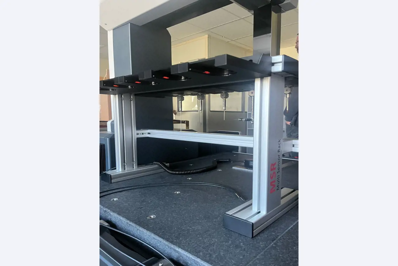 Współrzędnościowa maszyna pomiarowa CNC w konstrukcji portalowej i produkcyjny system pomiarowy KEYENCE-4