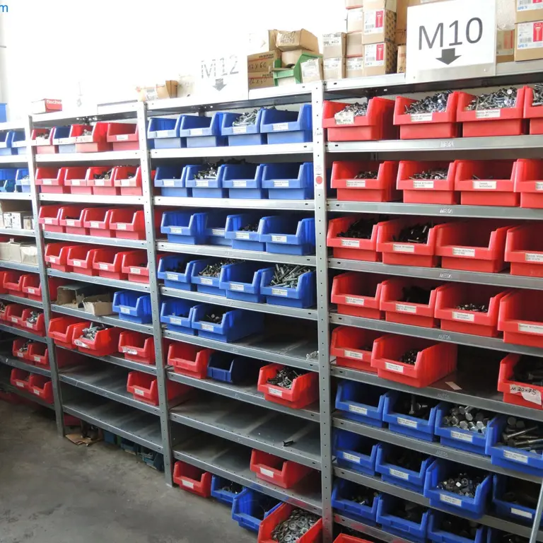 Objętość ze stojakami montażowymi (z zawartością) Meta