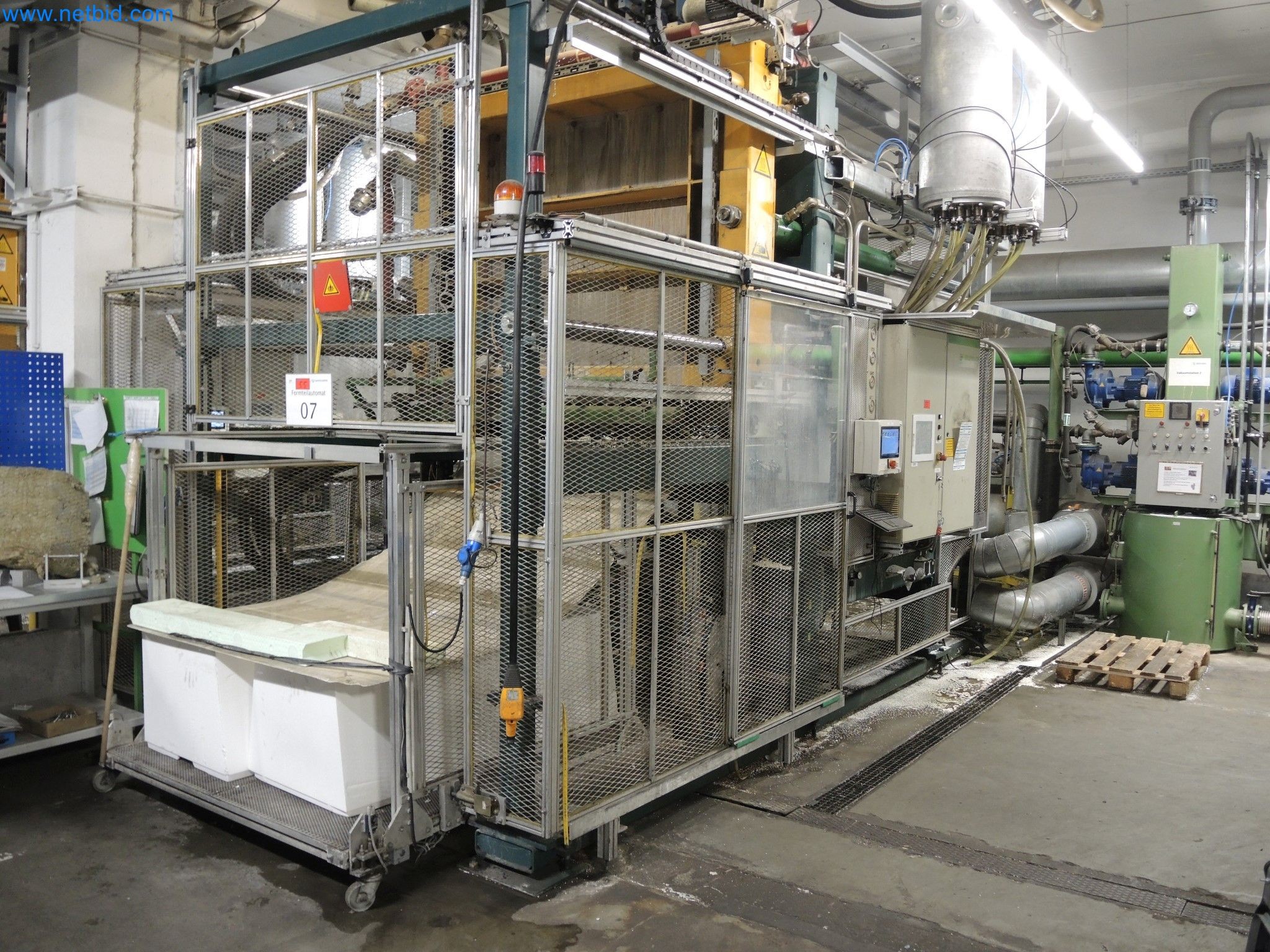 Machines for the production of insulation materials, EPS foam parts / particle foam components-1