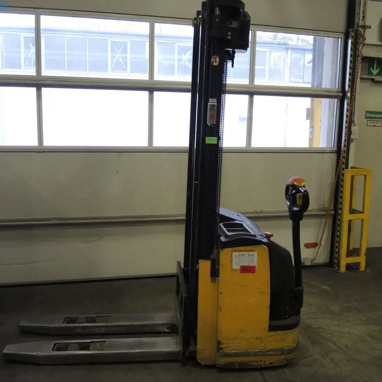 Electric pedestrian pallet truck (EH03) OM Carrelli CN14