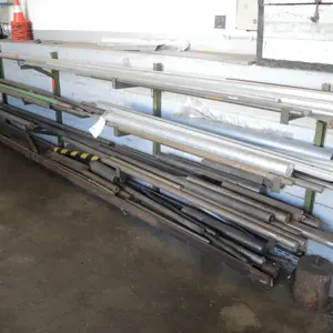 2 Regały wspornikowe (z zawartością)