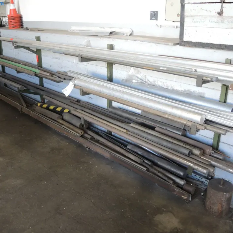 2 Regały wspornikowe (z zawartością)