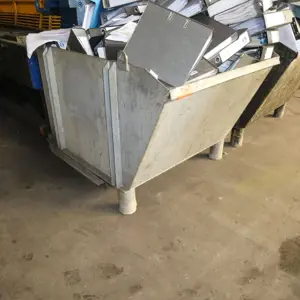 Žlab pro vyklápění třísek z vysokozdvižného vozíku