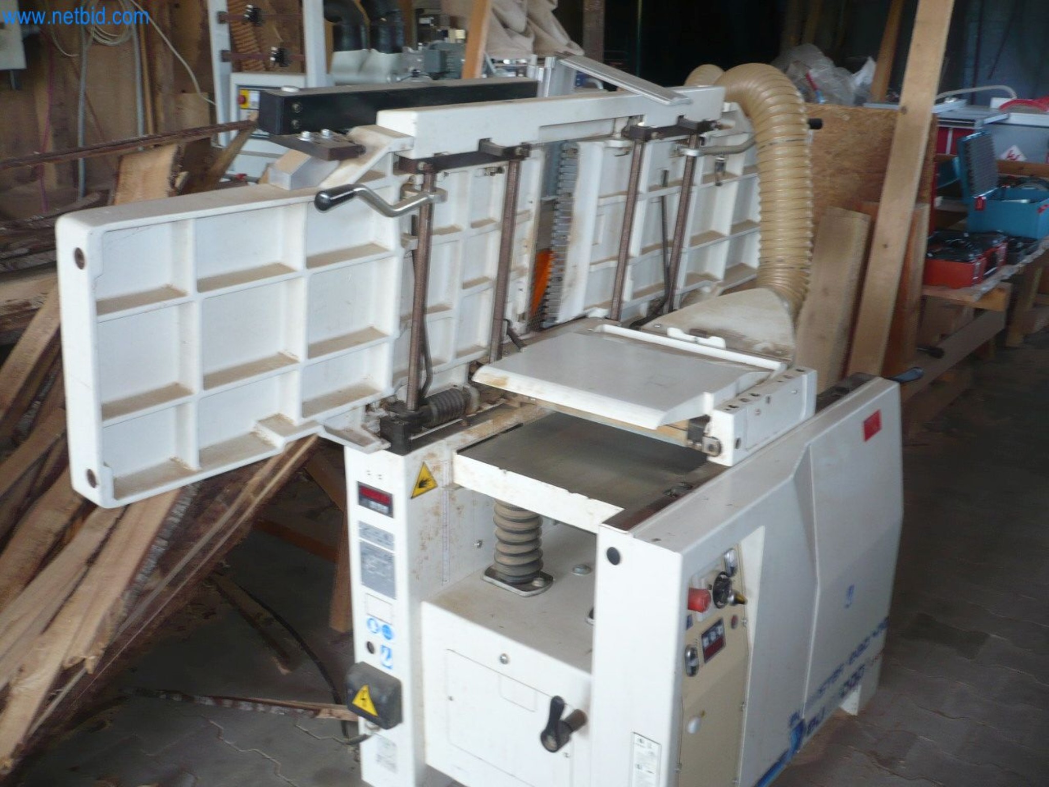 Travail du bois, technique de sciage et de menuiserie, fabrication de bois de chauffage-1