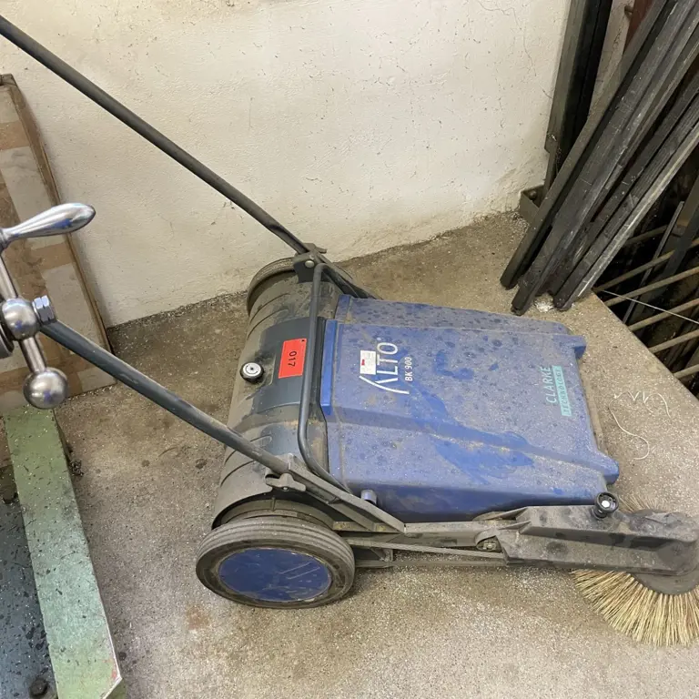 Hand-operated sweeper Alto BK900