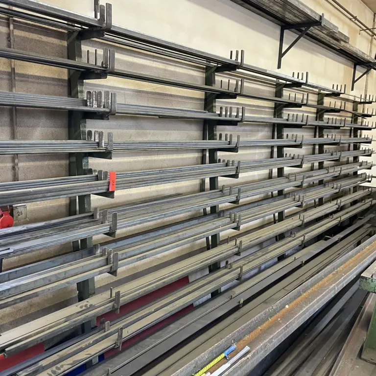 Single-sided cantilever rack