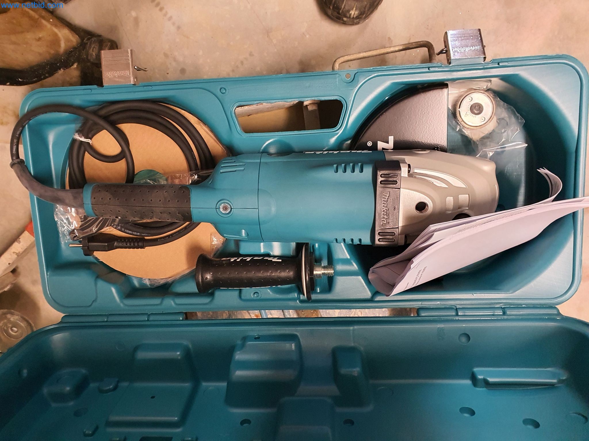 Maszyny budowlane, pojazdy, materiały szalunkowe i akcesoria z sektora budowlanego-7