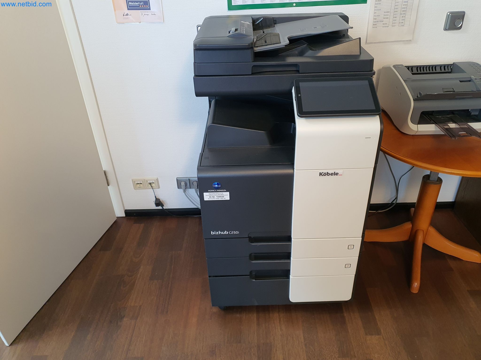 Maszyny budowlane, pojazdy, materiały szalunkowe i akcesoria z sektora budowlanego-1