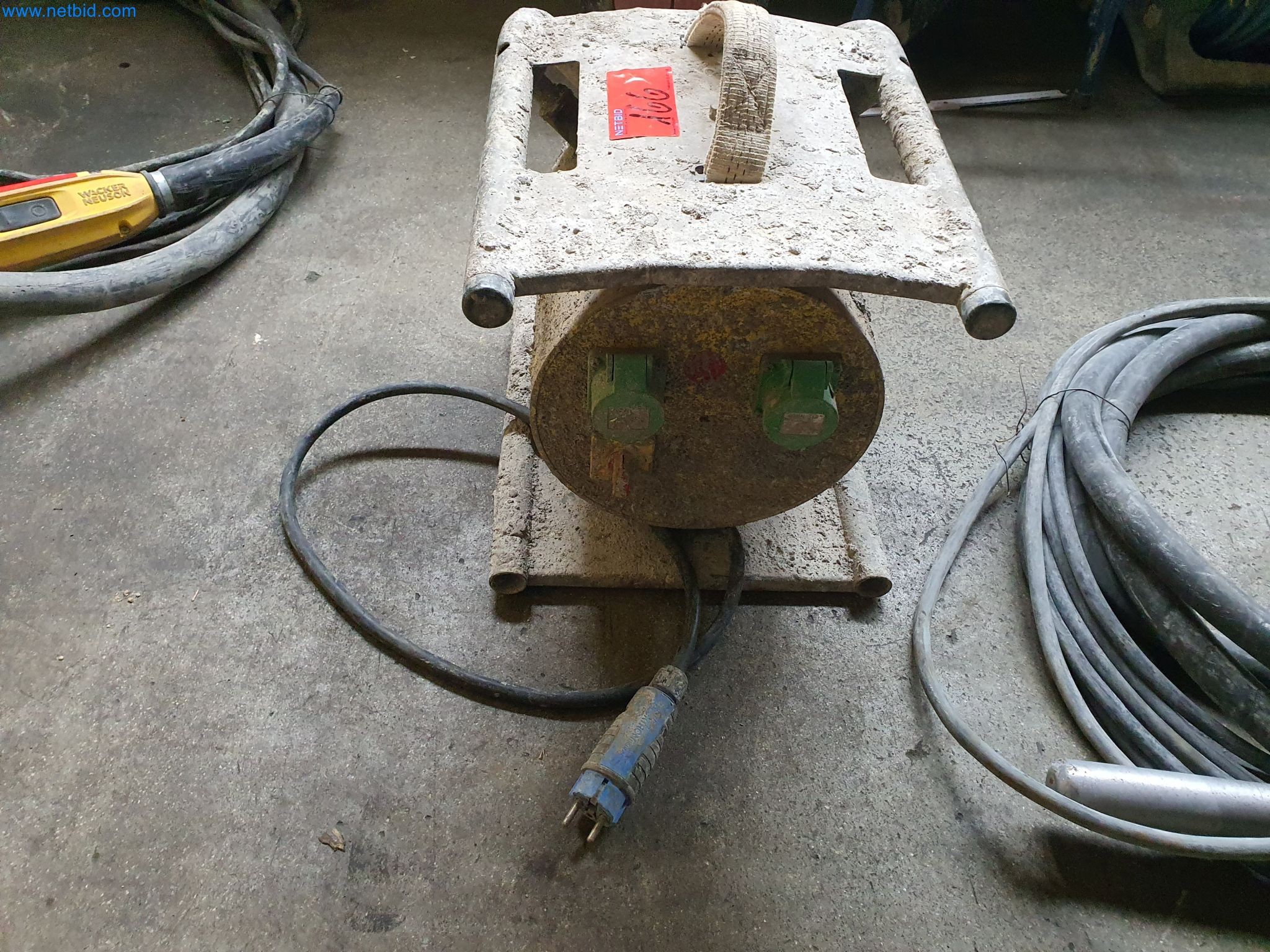 Maszyny budowlane, pojazdy, materiały szalunkowe i akcesoria z sektora budowlanego-2