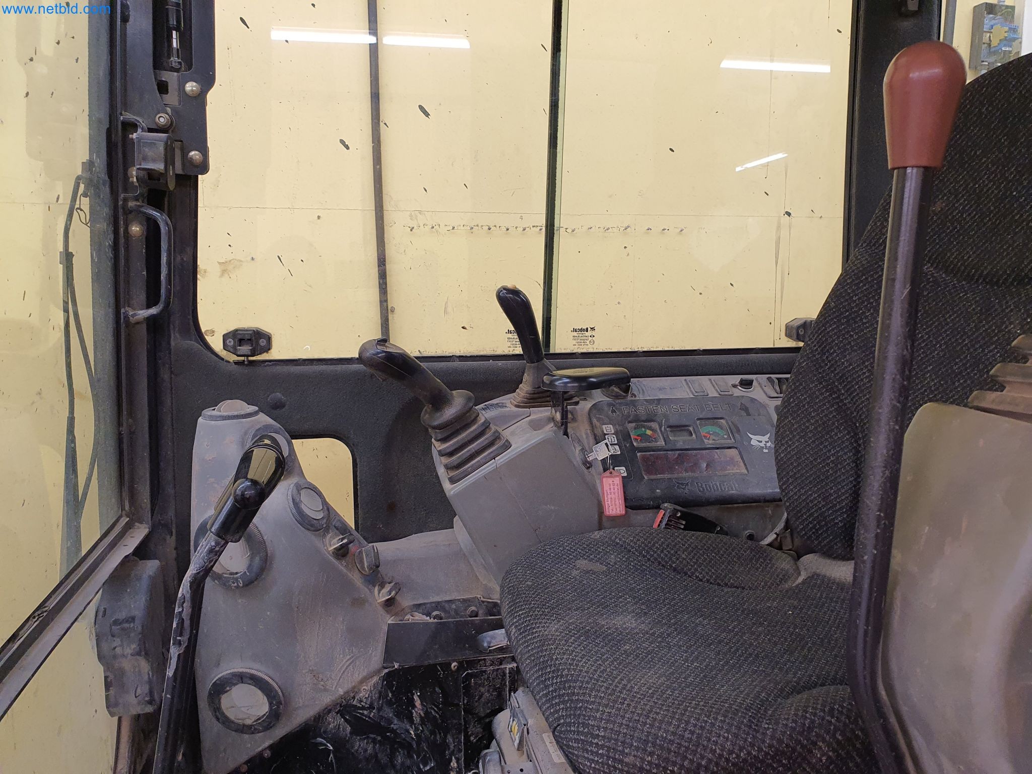 Maszyny budowlane, pojazdy, materiały szalunkowe i akcesoria z sektora budowlanego-10