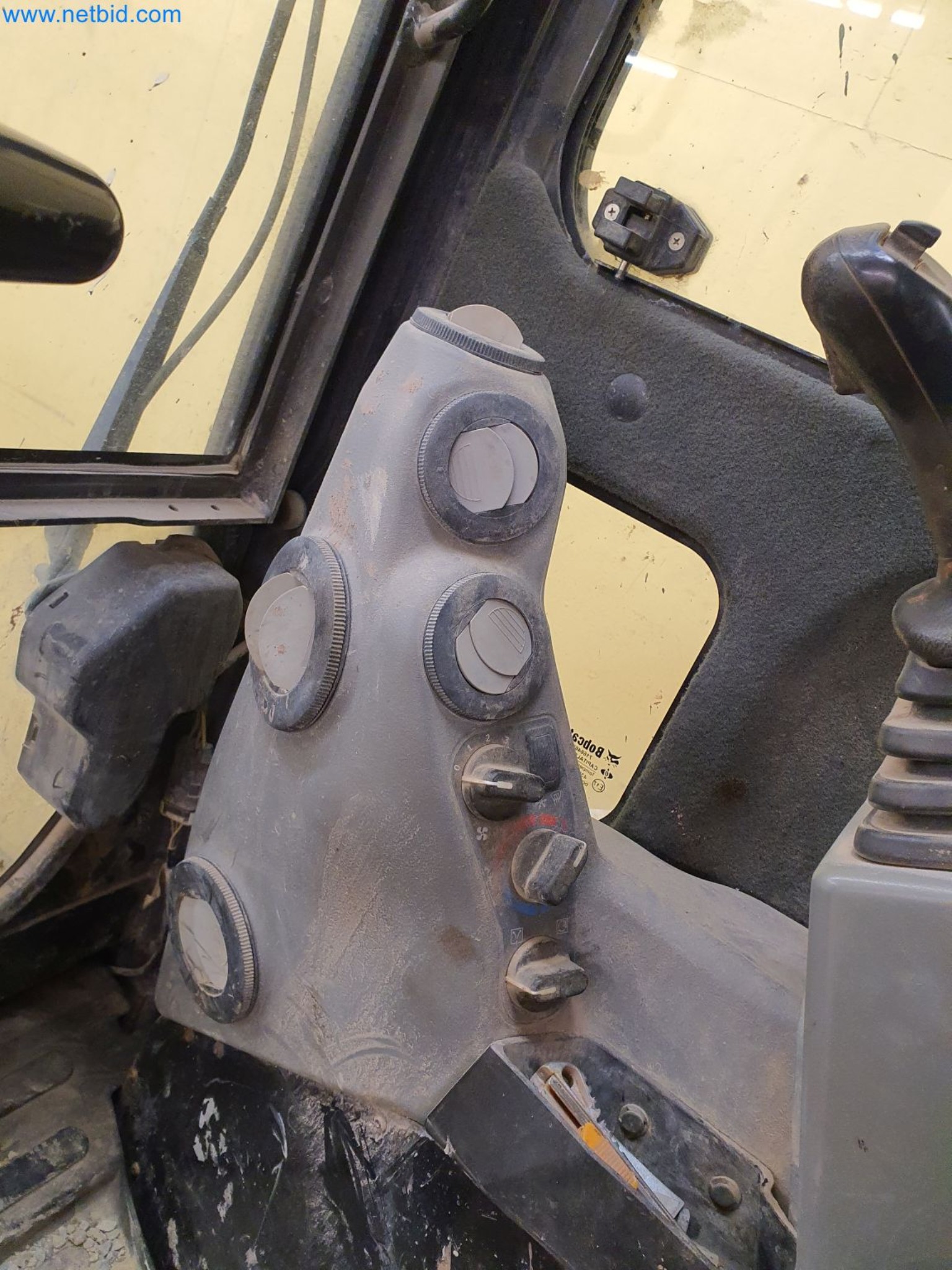 Maszyny budowlane, pojazdy, materiały szalunkowe i akcesoria z sektora budowlanego-11