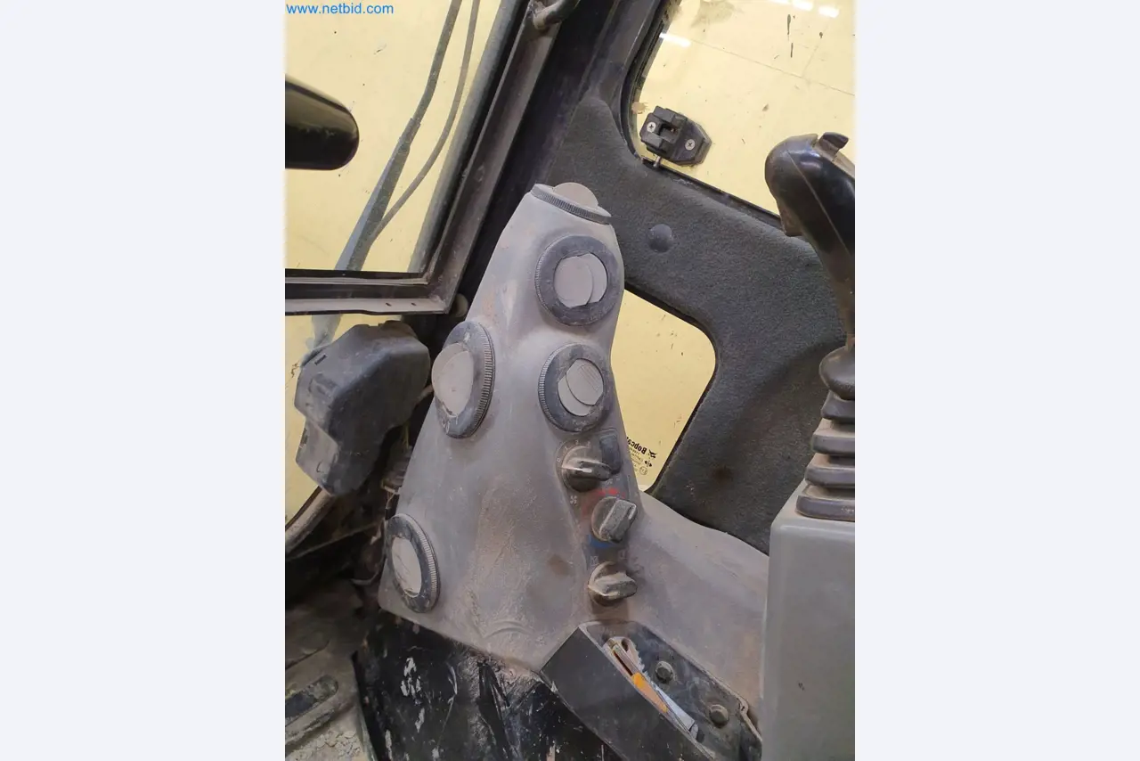 Maszyny budowlane, pojazdy, materiały szalunkowe i akcesoria z sektora budowlanego-11