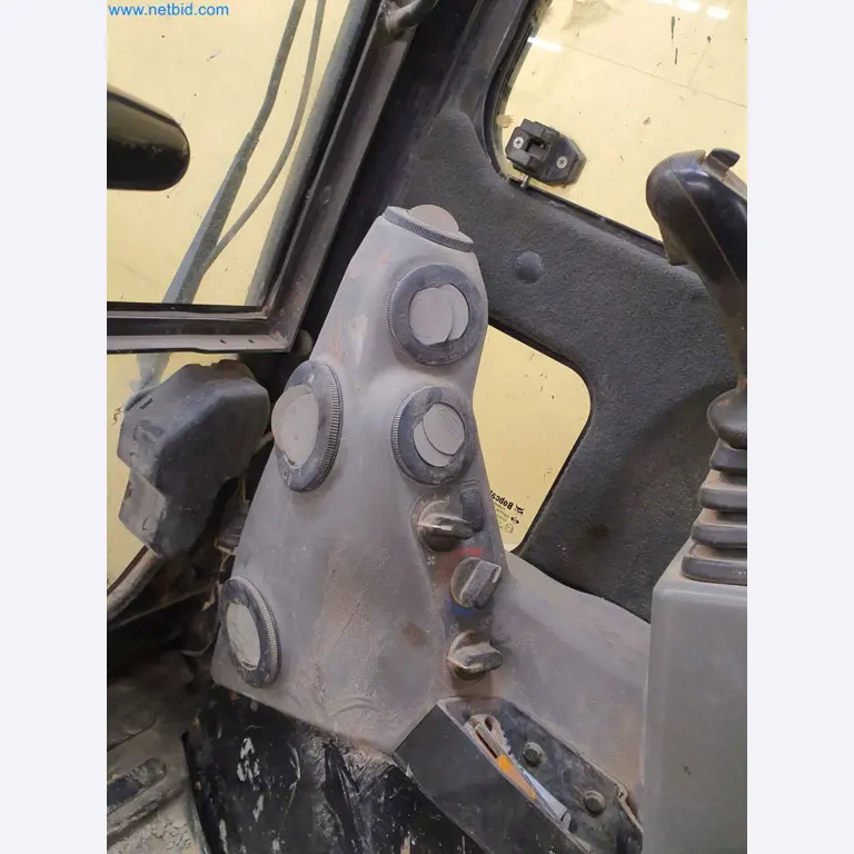 Maszyny budowlane, pojazdy, materiały szalunkowe i akcesoria z sektora budowlanego-11