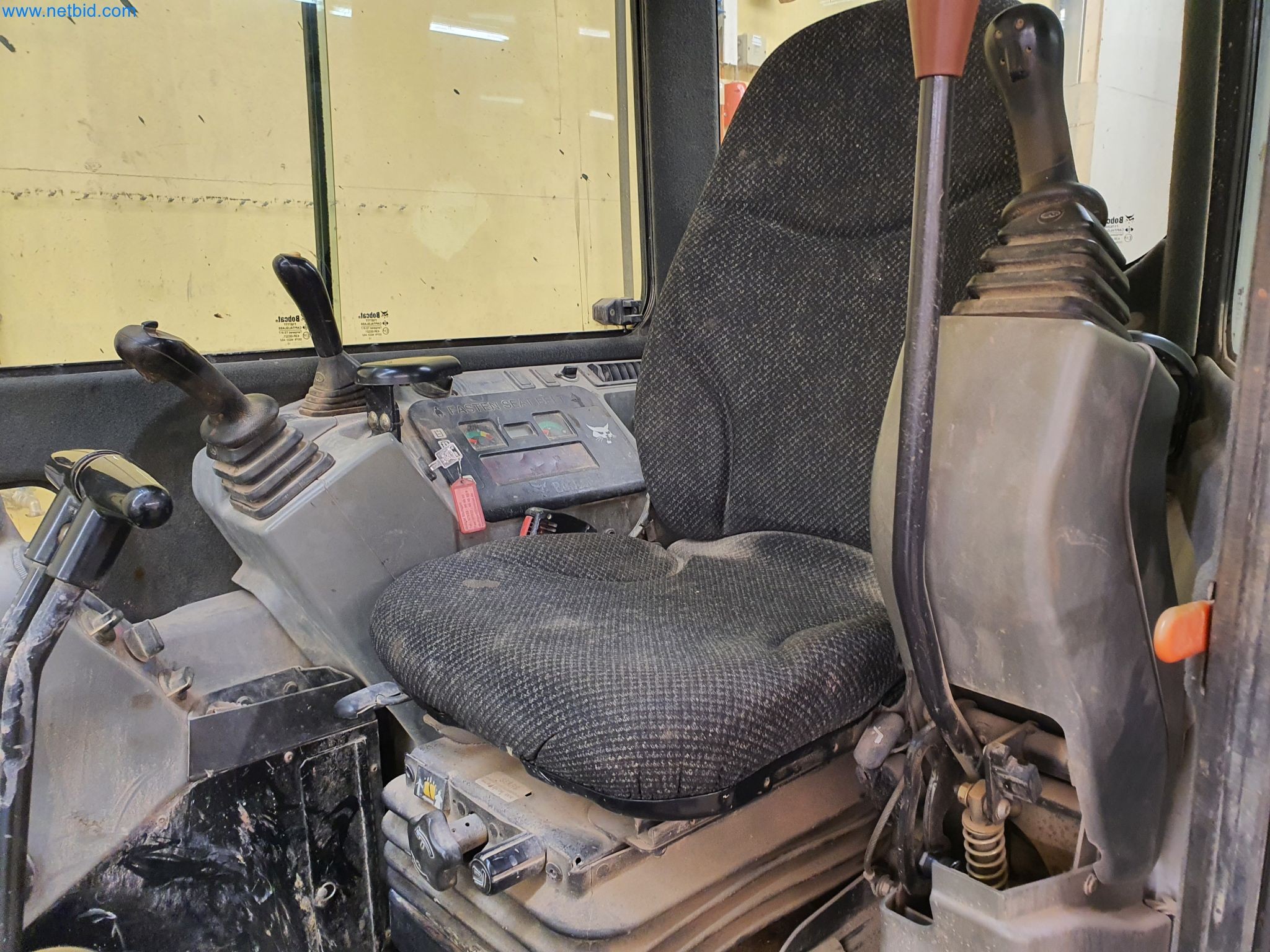 Maszyny budowlane, pojazdy, materiały szalunkowe i akcesoria z sektora budowlanego-12