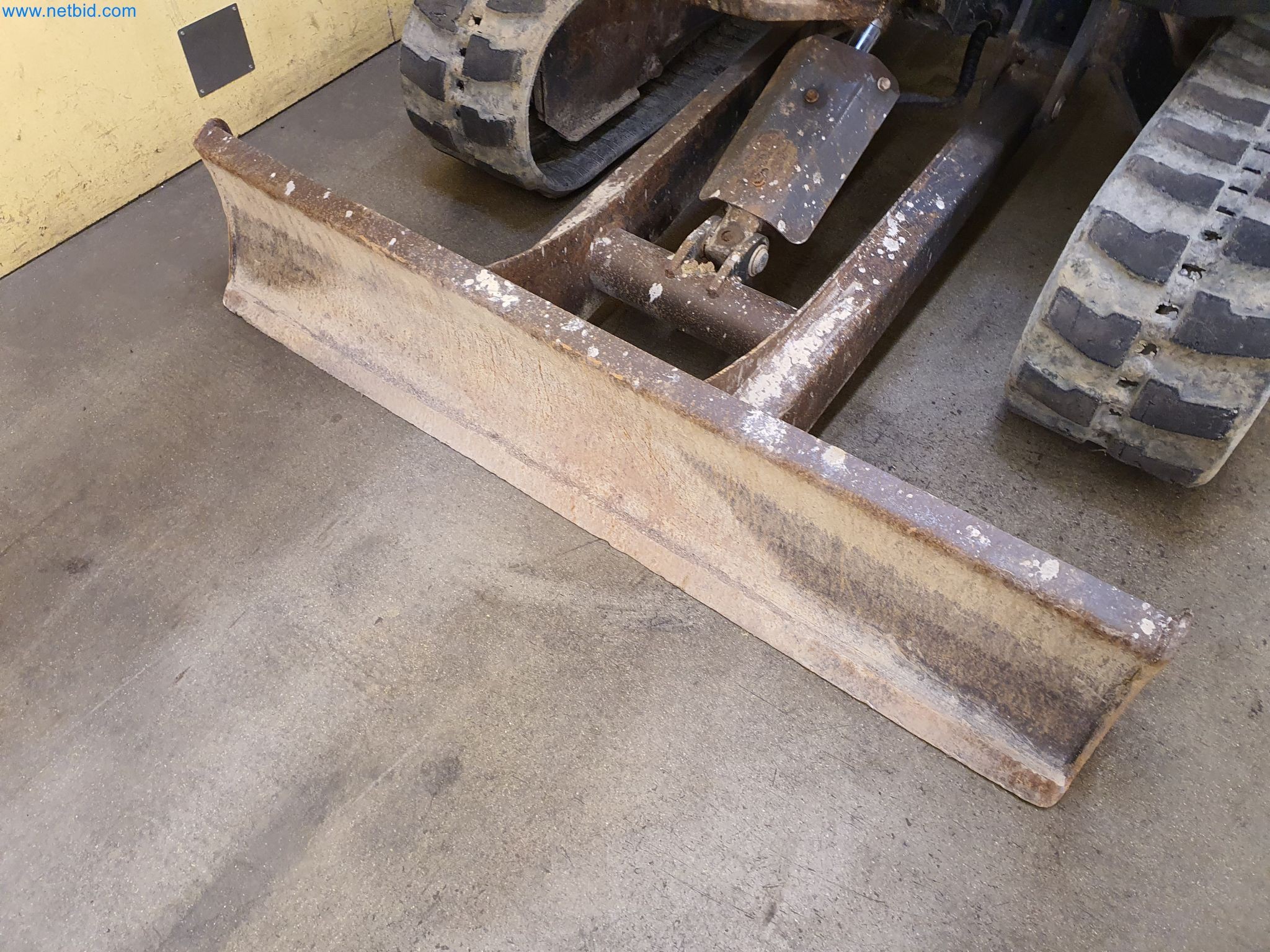 Maszyny budowlane, pojazdy, materiały szalunkowe i akcesoria z sektora budowlanego-16