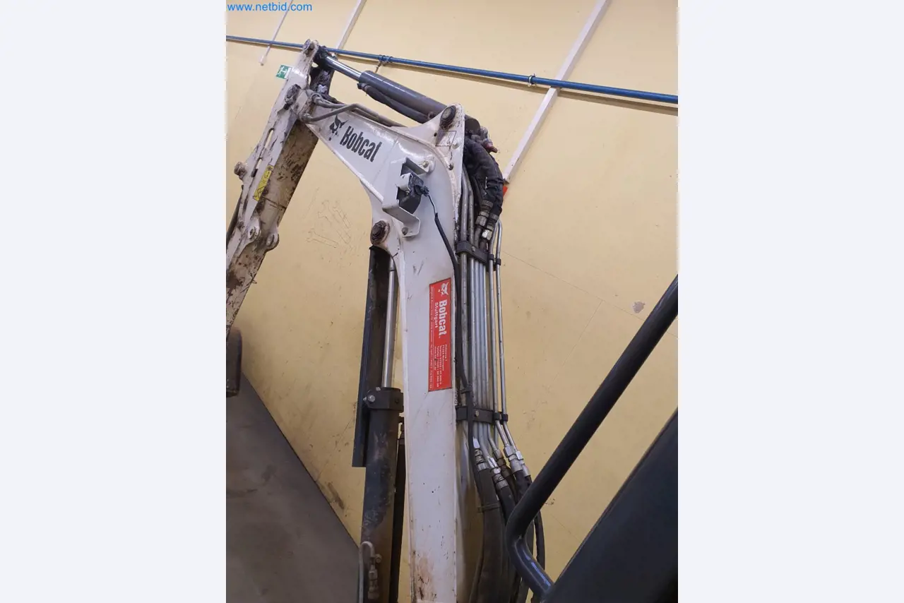 Maszyny budowlane, pojazdy, materiały szalunkowe i akcesoria z sektora budowlanego-17