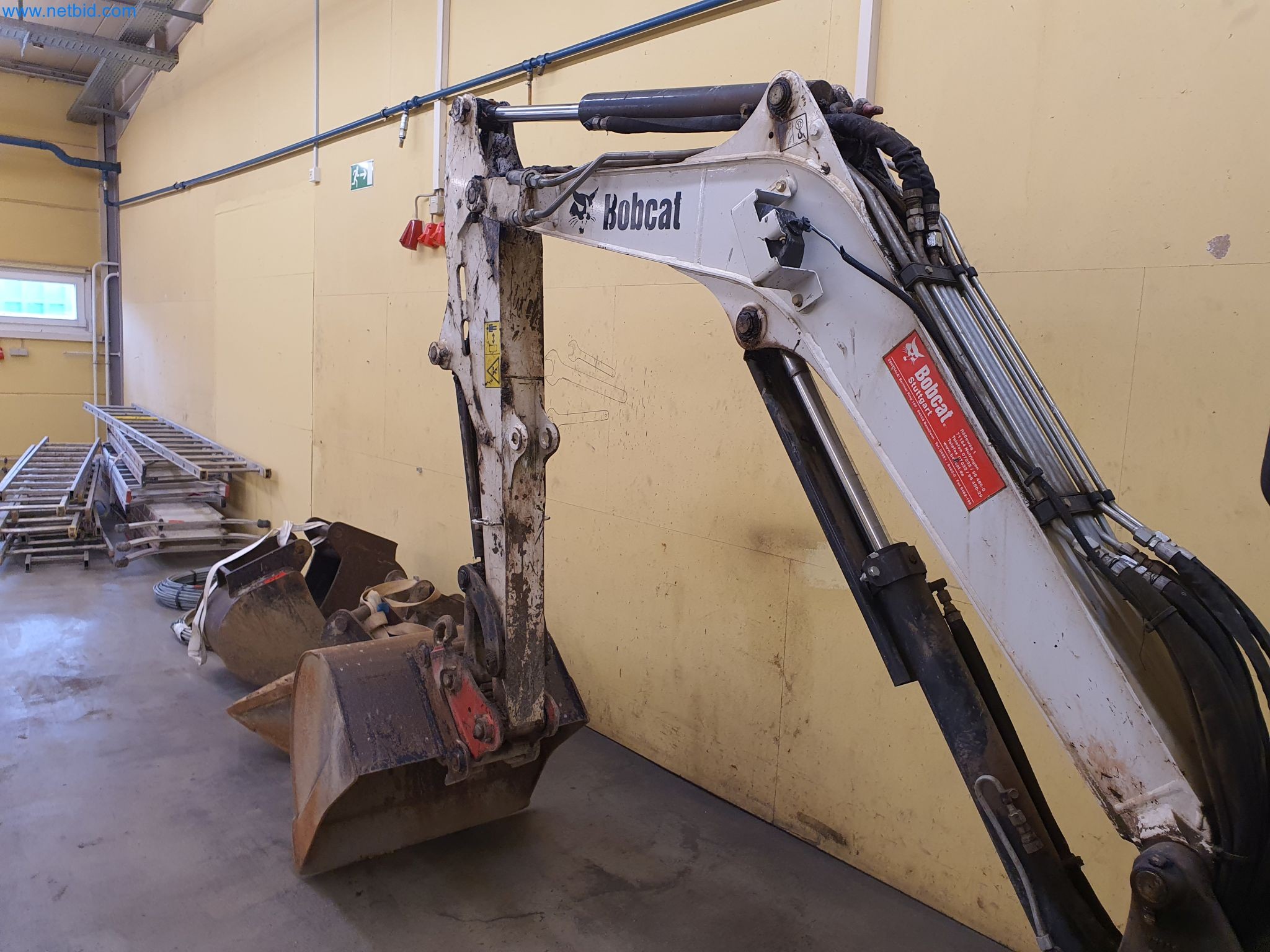 Maszyny budowlane, pojazdy, materiały szalunkowe i akcesoria z sektora budowlanego-18