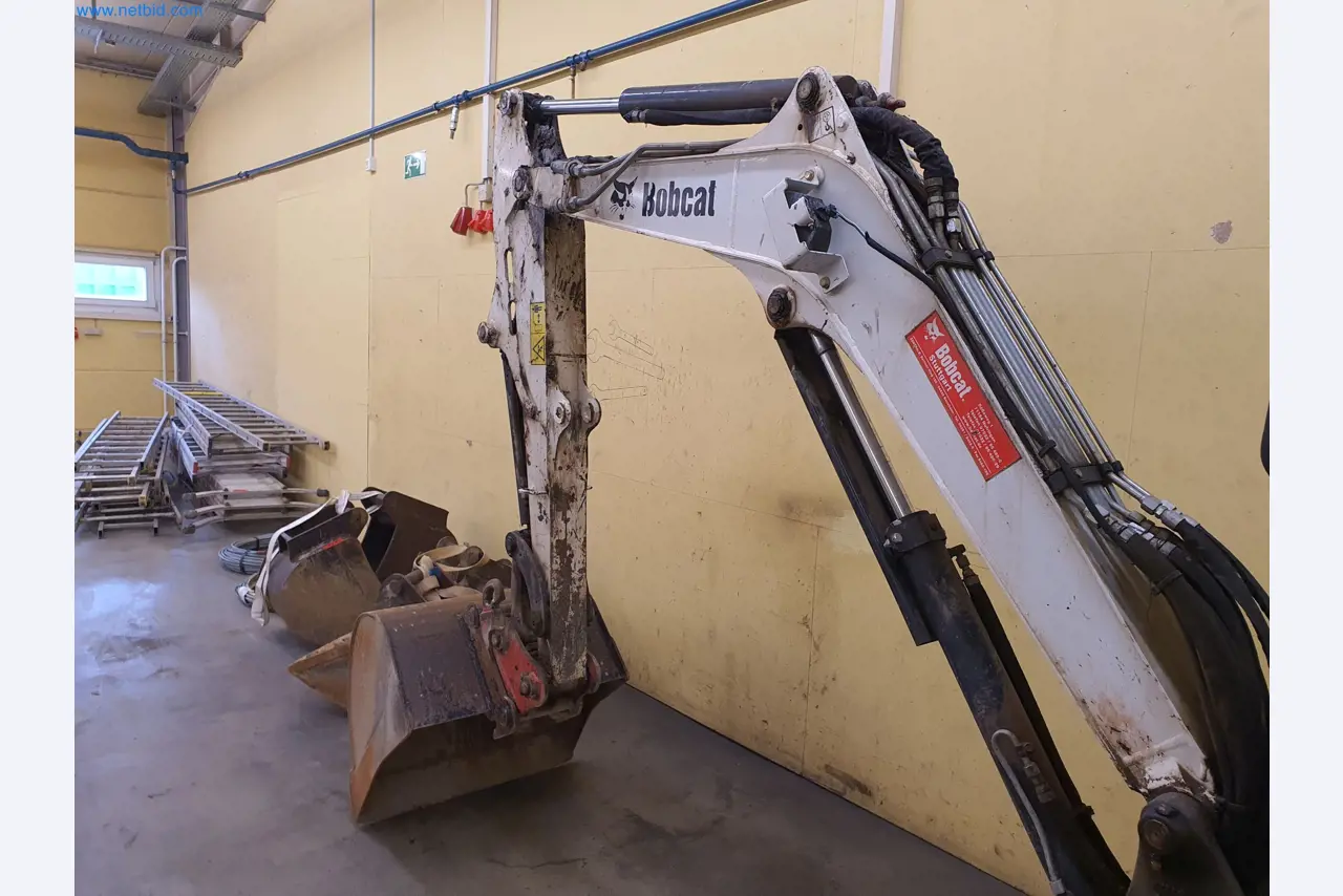 Maszyny budowlane, pojazdy, materiały szalunkowe i akcesoria z sektora budowlanego-18