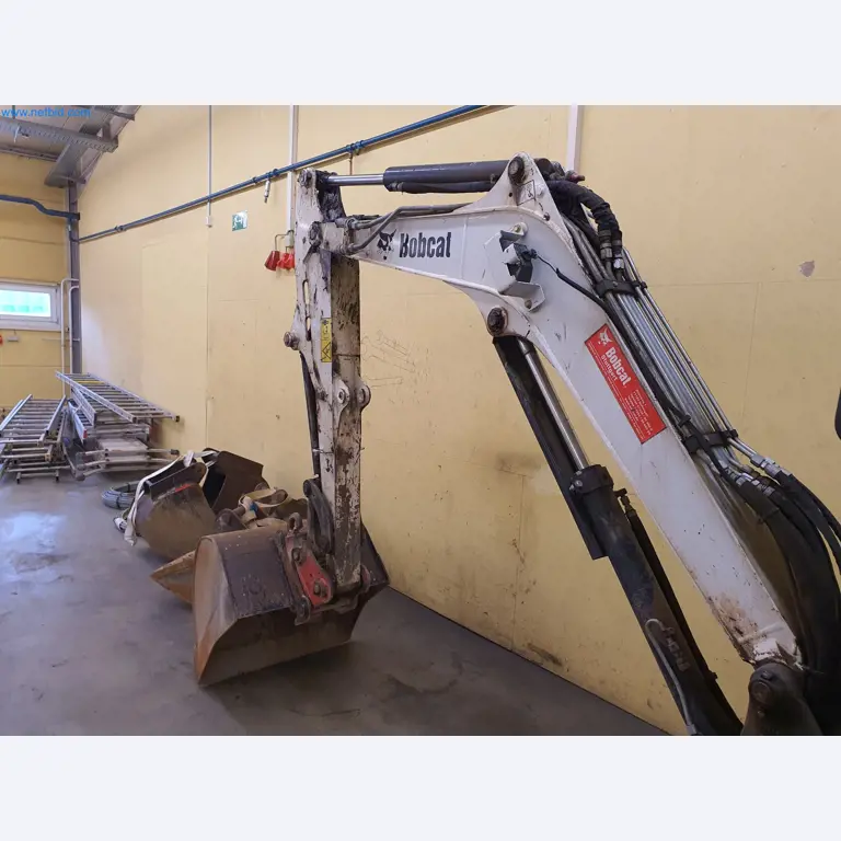 Maszyny budowlane, pojazdy, materiały szalunkowe i akcesoria z sektora budowlanego-18