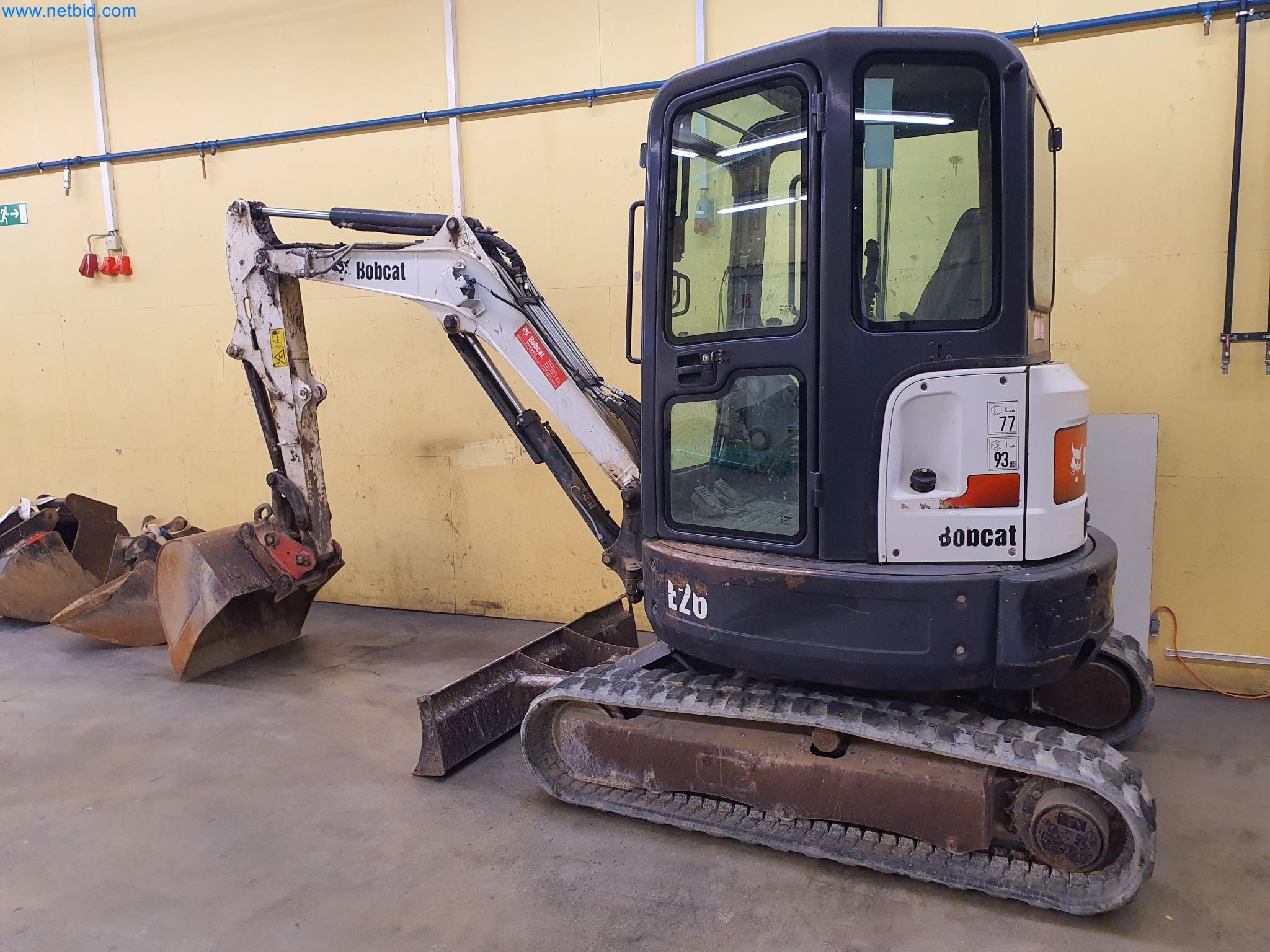 Maszyny budowlane, pojazdy, materiały szalunkowe i akcesoria z sektora budowlanego-20