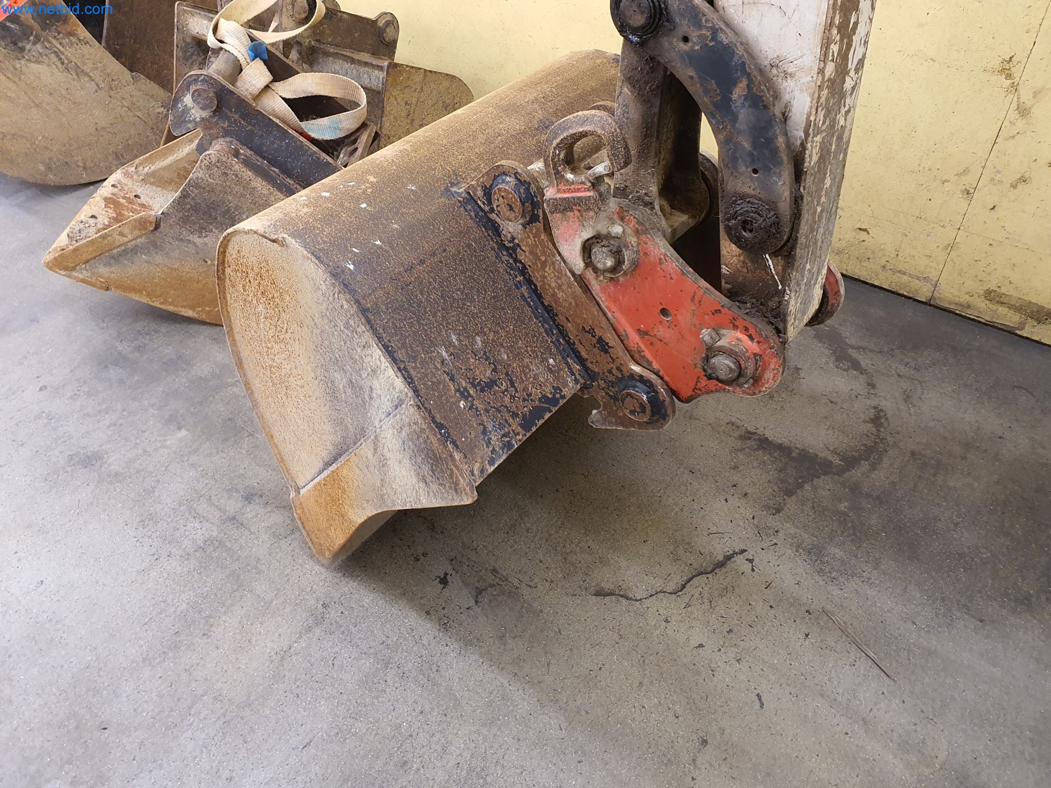 Maszyny budowlane, pojazdy, materiały szalunkowe i akcesoria z sektora budowlanego-25