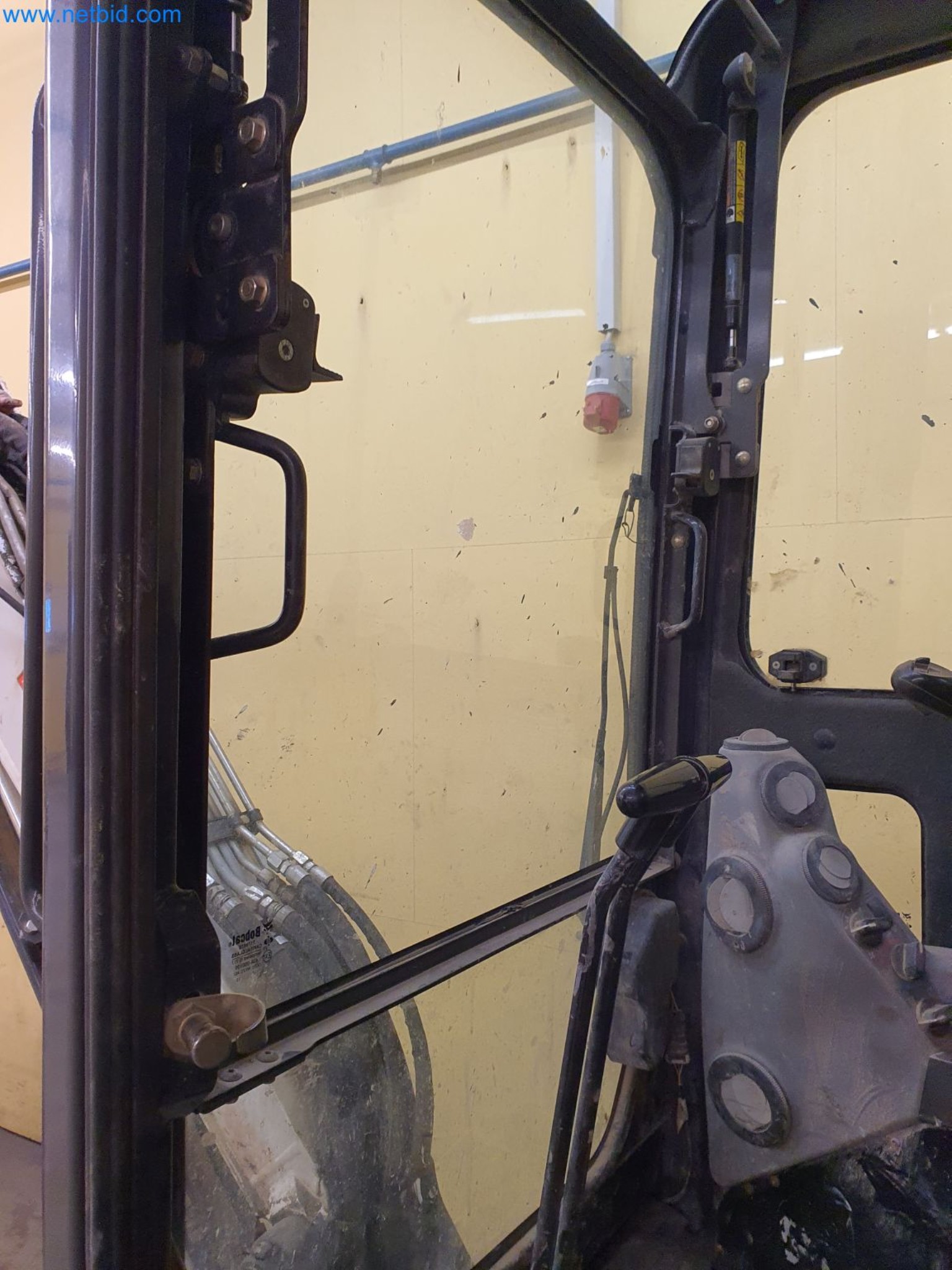 Maszyny budowlane, pojazdy, materiały szalunkowe i akcesoria z sektora budowlanego-26