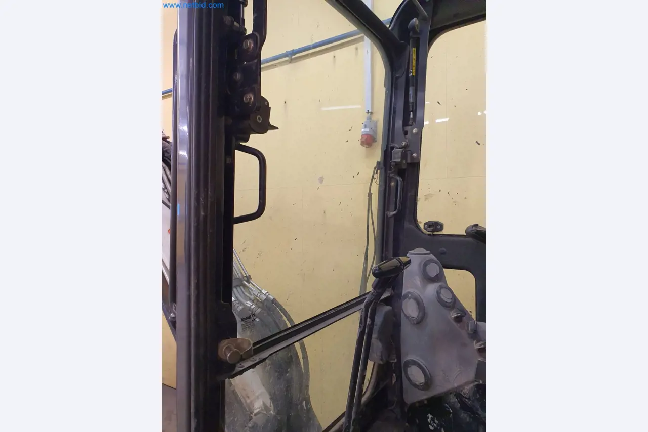 Maszyny budowlane, pojazdy, materiały szalunkowe i akcesoria z sektora budowlanego-26