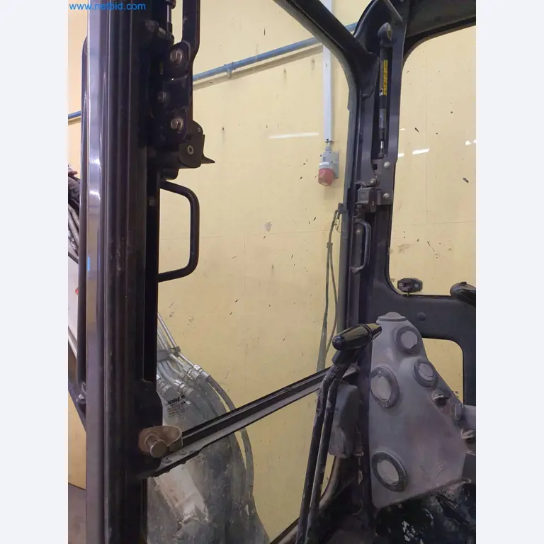 Maszyny budowlane, pojazdy, materiały szalunkowe i akcesoria z sektora budowlanego-26