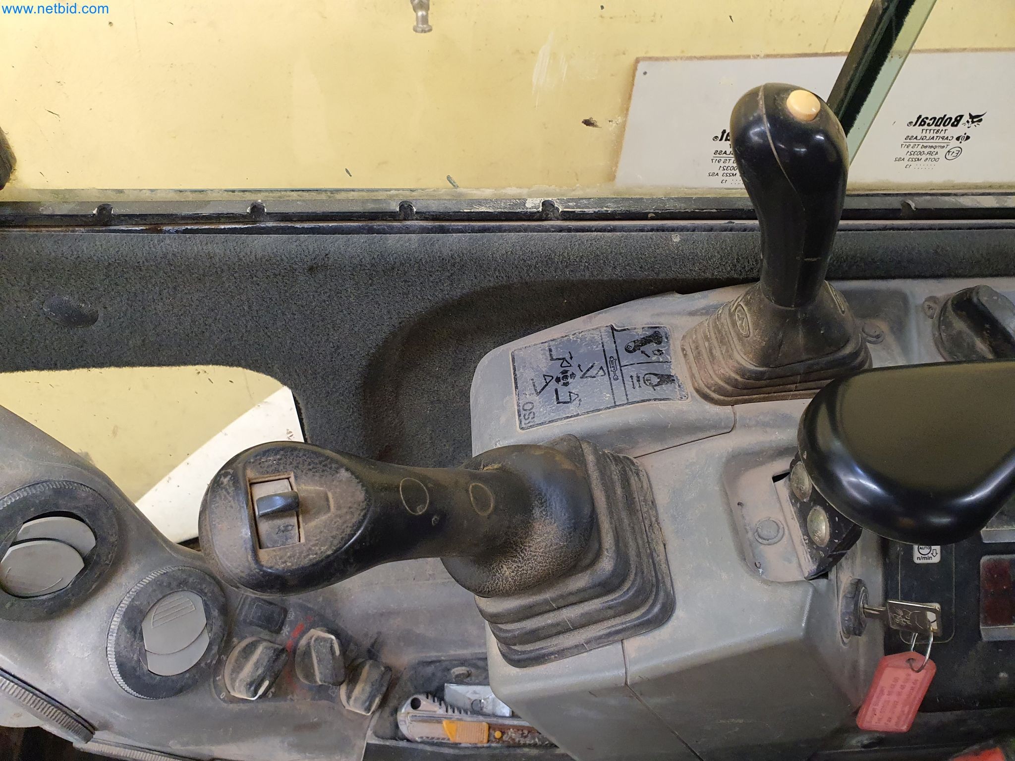 Maszyny budowlane, pojazdy, materiały szalunkowe i akcesoria z sektora budowlanego-27