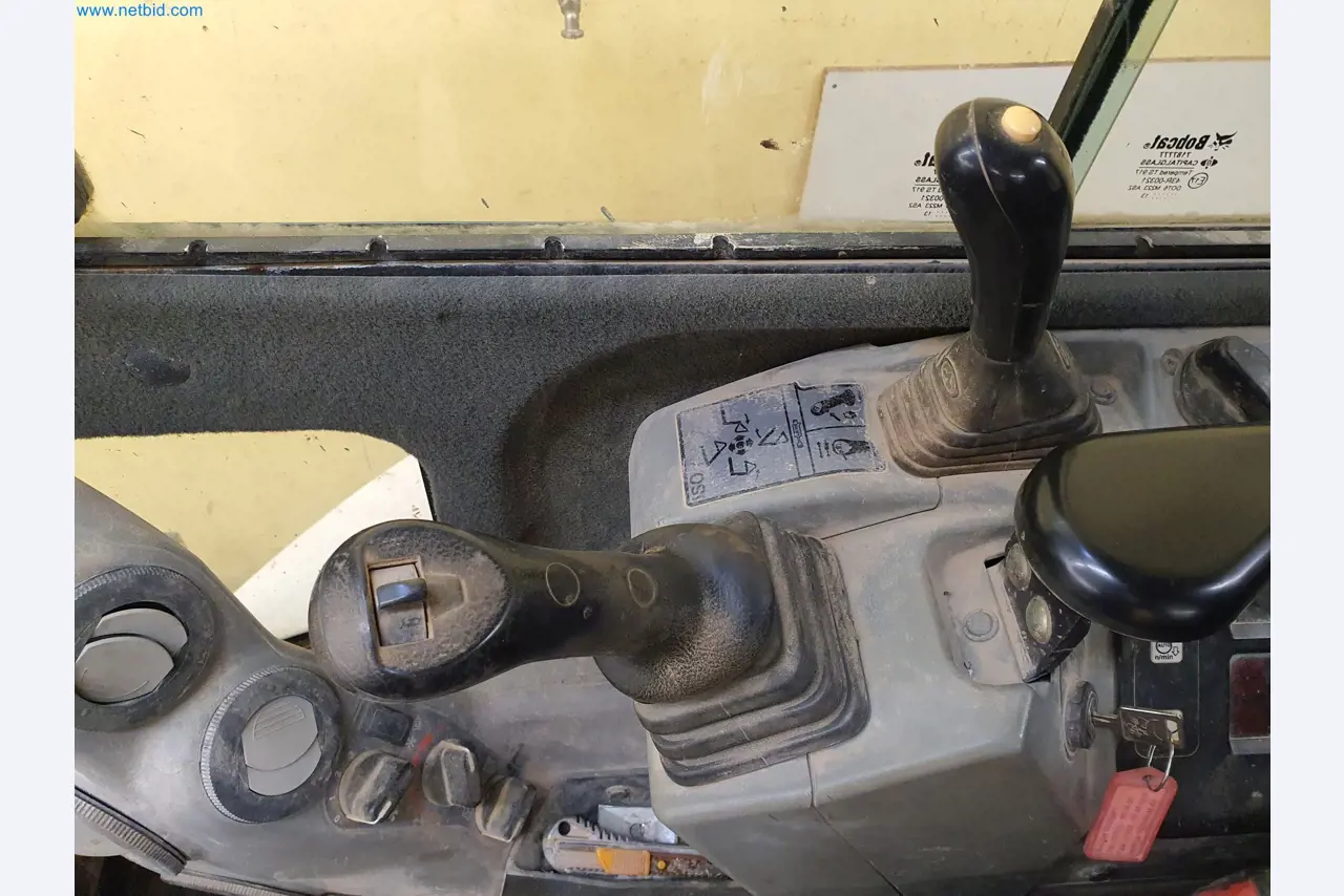 Maszyny budowlane, pojazdy, materiały szalunkowe i akcesoria z sektora budowlanego-27