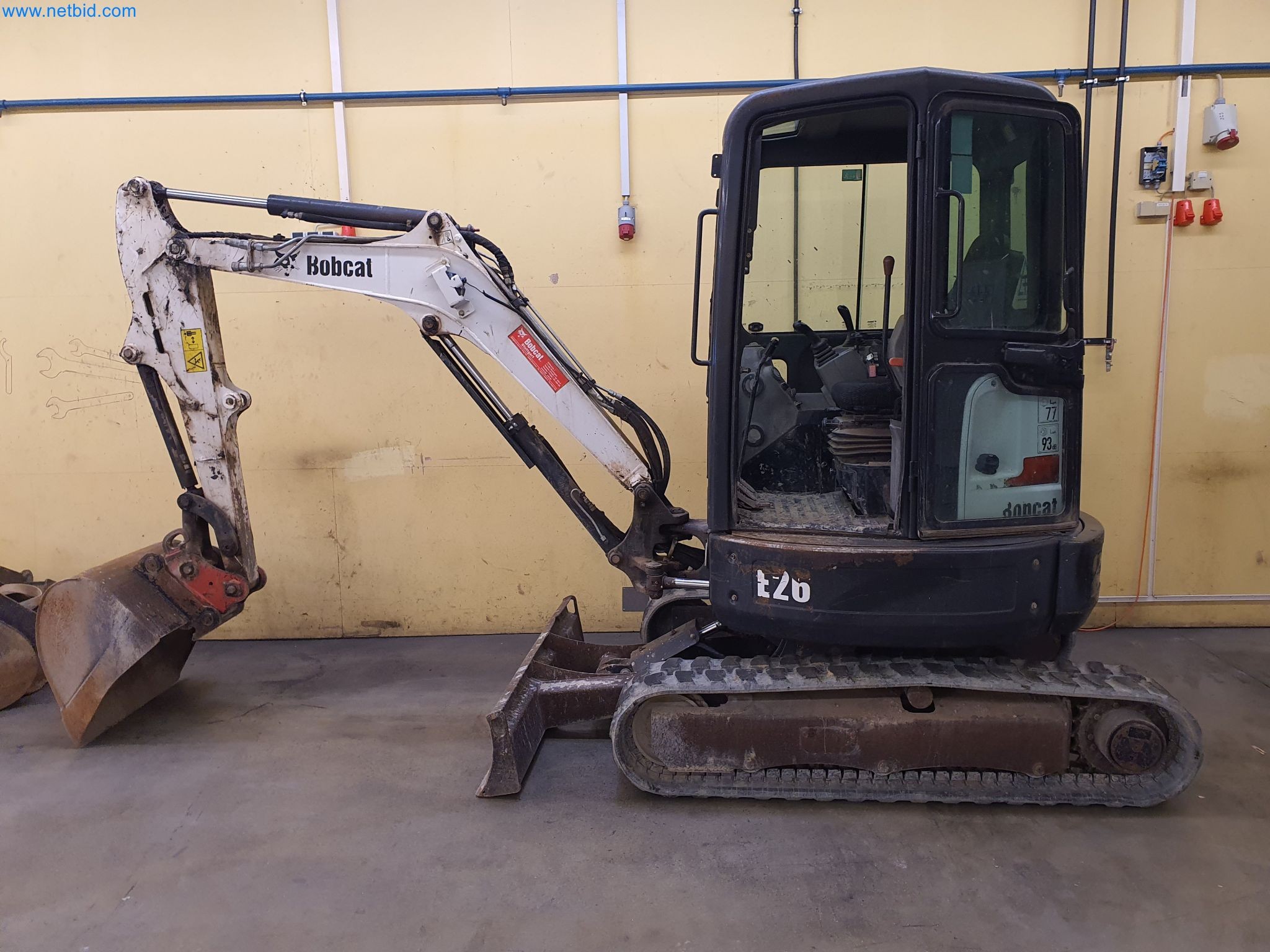 Maszyny budowlane, pojazdy, materiały szalunkowe i akcesoria z sektora budowlanego-2