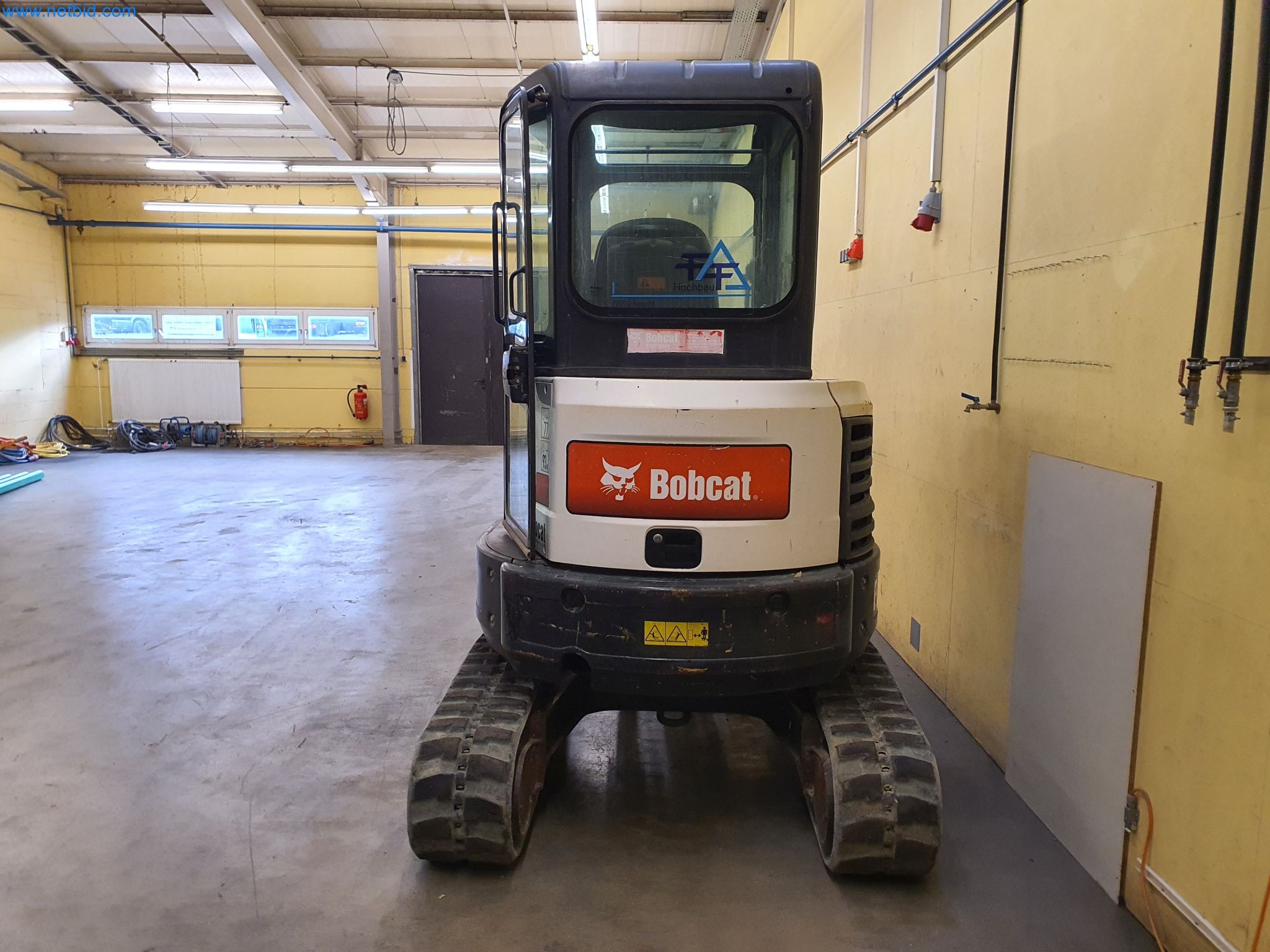 Maszyny budowlane, pojazdy, materiały szalunkowe i akcesoria z sektora budowlanego-3